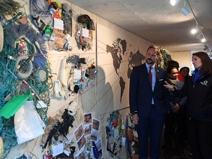 Kronprins Haakon besøker utstillingen der marint søppel fra hele verden har funnet veien til Jernbanetorget. Foto: Sven Gj. Gjeruldsen, Det kongelige hoff